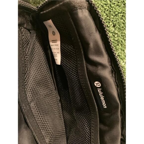 Black Lululemon everywhere belt bag 1L & NEW - Picture 5 of 5